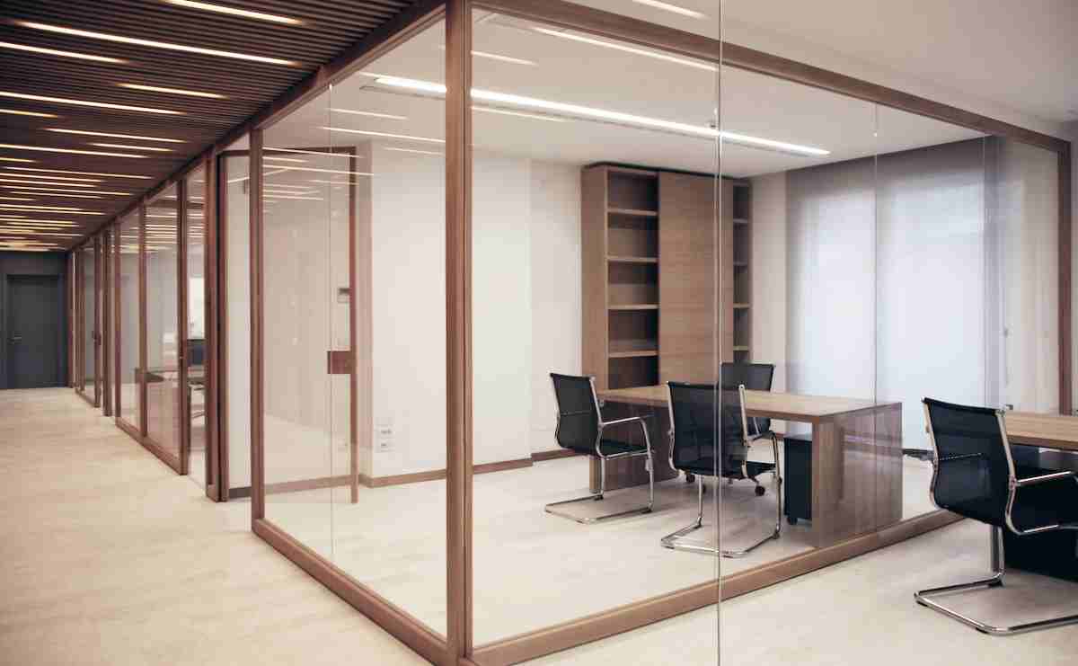 Frameless glass partition